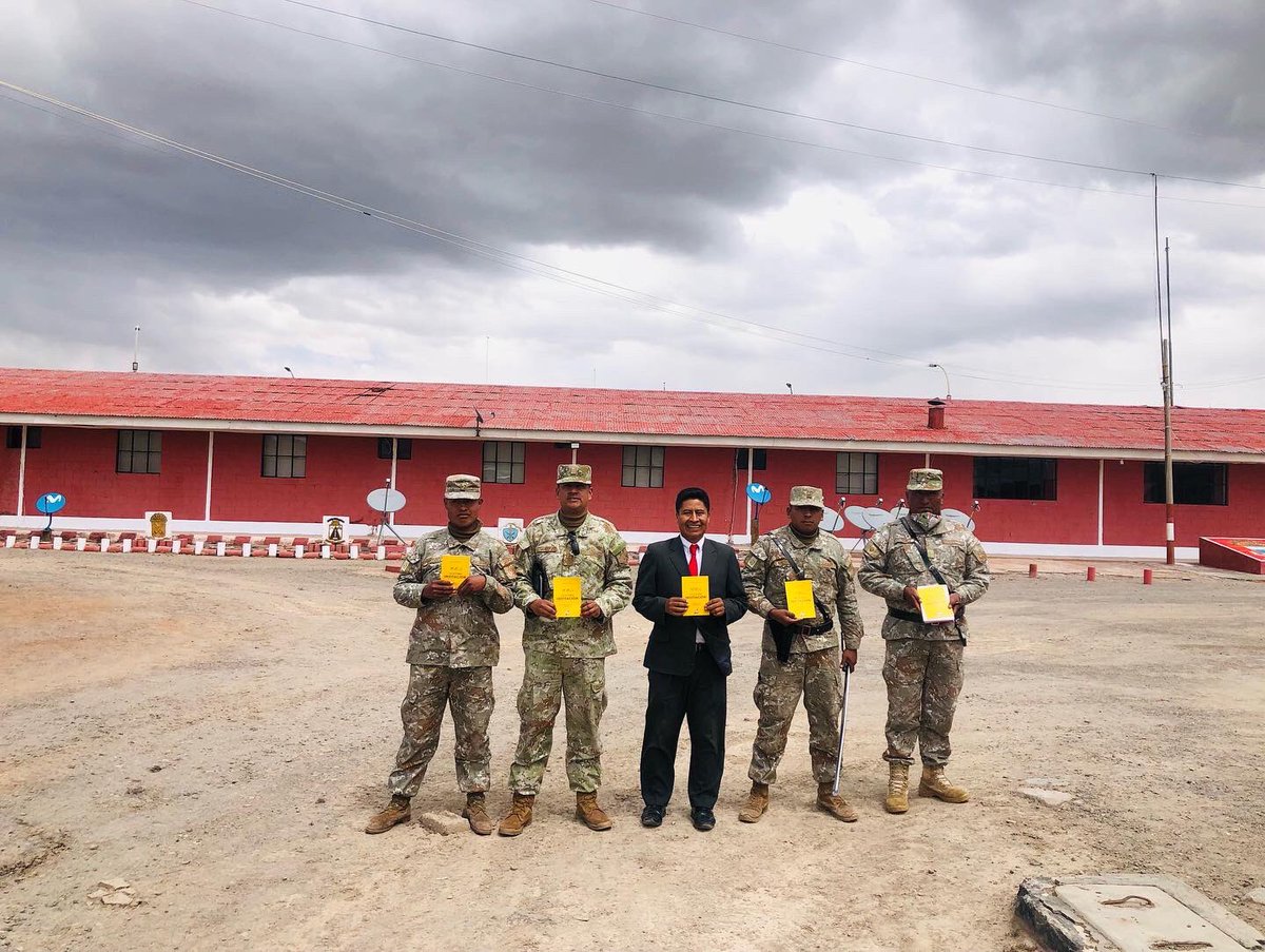 El Director de INPE de Challapalca, recibe 228 libros #LaUltimaInvitación tanto para los reos y personal de seguridad. El Mayor Núñez recibe 90 libros para el personal de tropa, técnicos sub oficiales y oficiales en Challapalca a 5050 msnm. #ElPerúSiLee #ImpactoEspersnza