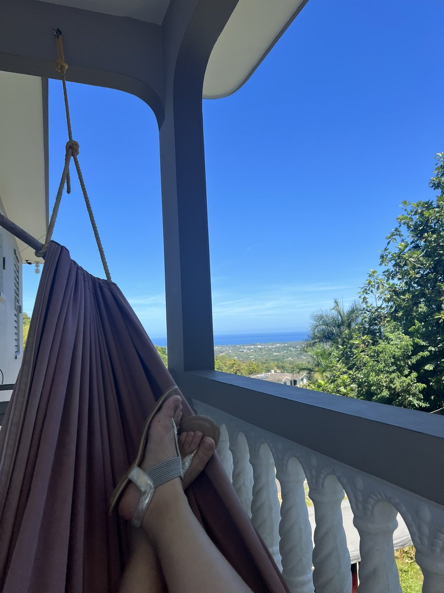 lily_cornielle's tweet photo. Wishing you a restful Sunday from my HAPPY place (no filters needed).  

#SpringBreak #RestRelaxation #islandlife #countrylife https://t.co/wkjEXfN1eG
