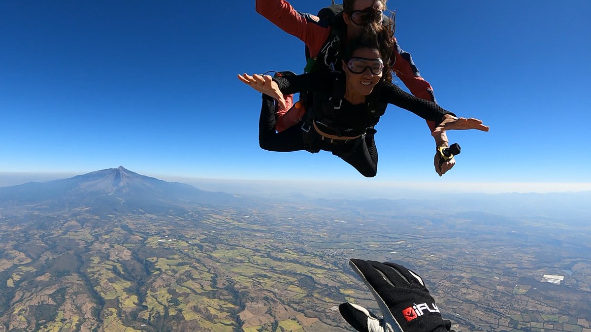 selenayareth's tweet photo. Adrenalina Aventura, mis segundos nombre y apeido. Amo vivir tocando el cielo❤️‍🔥💭⛰️ #paracaidismo #elevate https://t.co/VGcuZ7Egyg