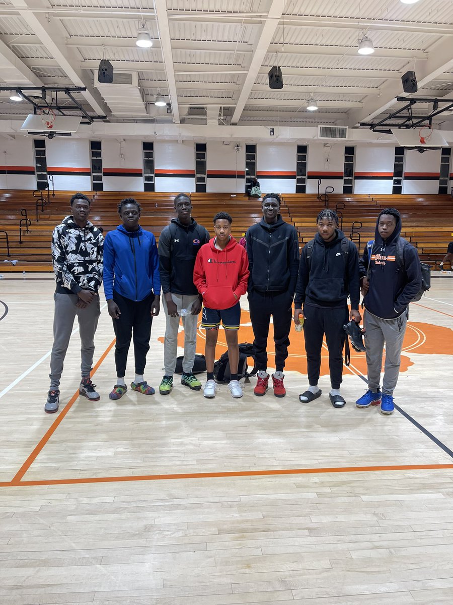 Great to see the guys in the head to head area code battle (336 vs 910)📍 Our guys definitely put on a show on both sides with no surprise!! A lot more college coaches took action after their huge performances last night!!#TheEliteWay