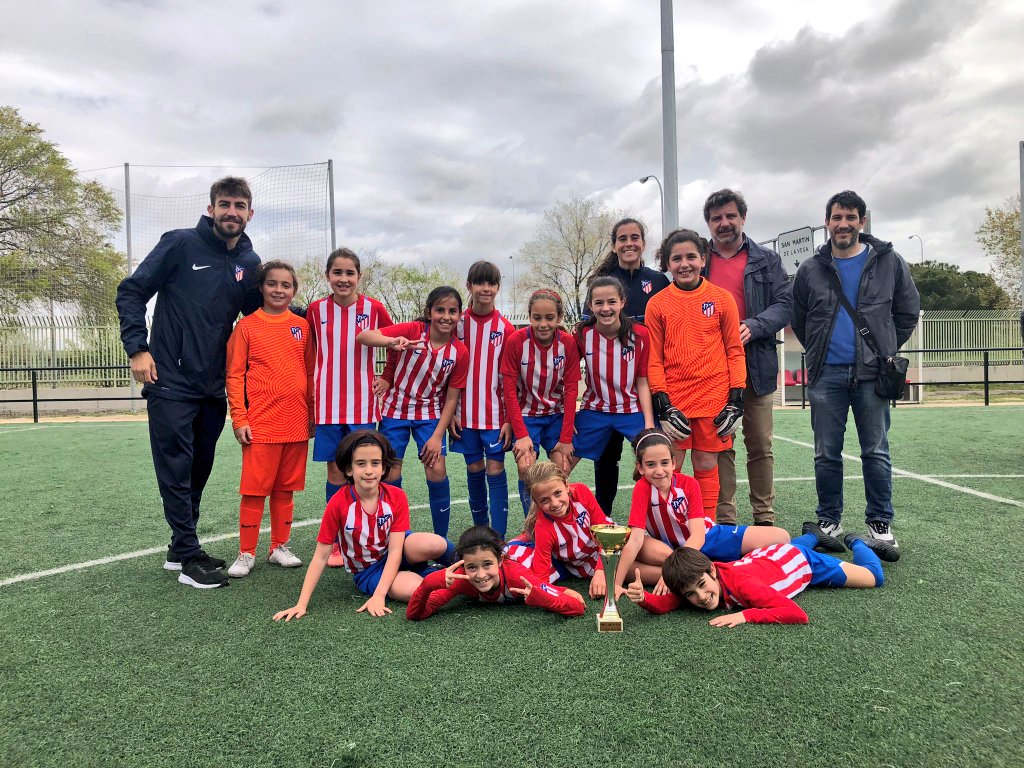 PP_Villaverde's tweet photo. ⚽️ Este sábado 9 de abril nuestro Diputado y Portavoz de Deportes del @PPAsamblea @JuanPenaOchoa y nuestro Vocal Vecino @alberto_vicen estuvieron en el Torneo de Semana Santa Femenino Benjamín en @villotabutarque 

¡Gracias al @Atleti, @OVButarque y @CDAlzola por participar! https://t.co/pwarsBPGFr