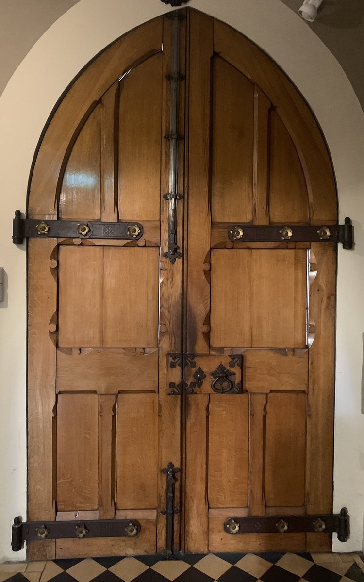 TheDoorOfTheDay's tweet photo. The same doors from the inside #CallowGreatHall #StanbrookAbbey @hp_hotels #doorpic #doors love the detail on the hinges…… https://t.co/HsJbkIV7p9
