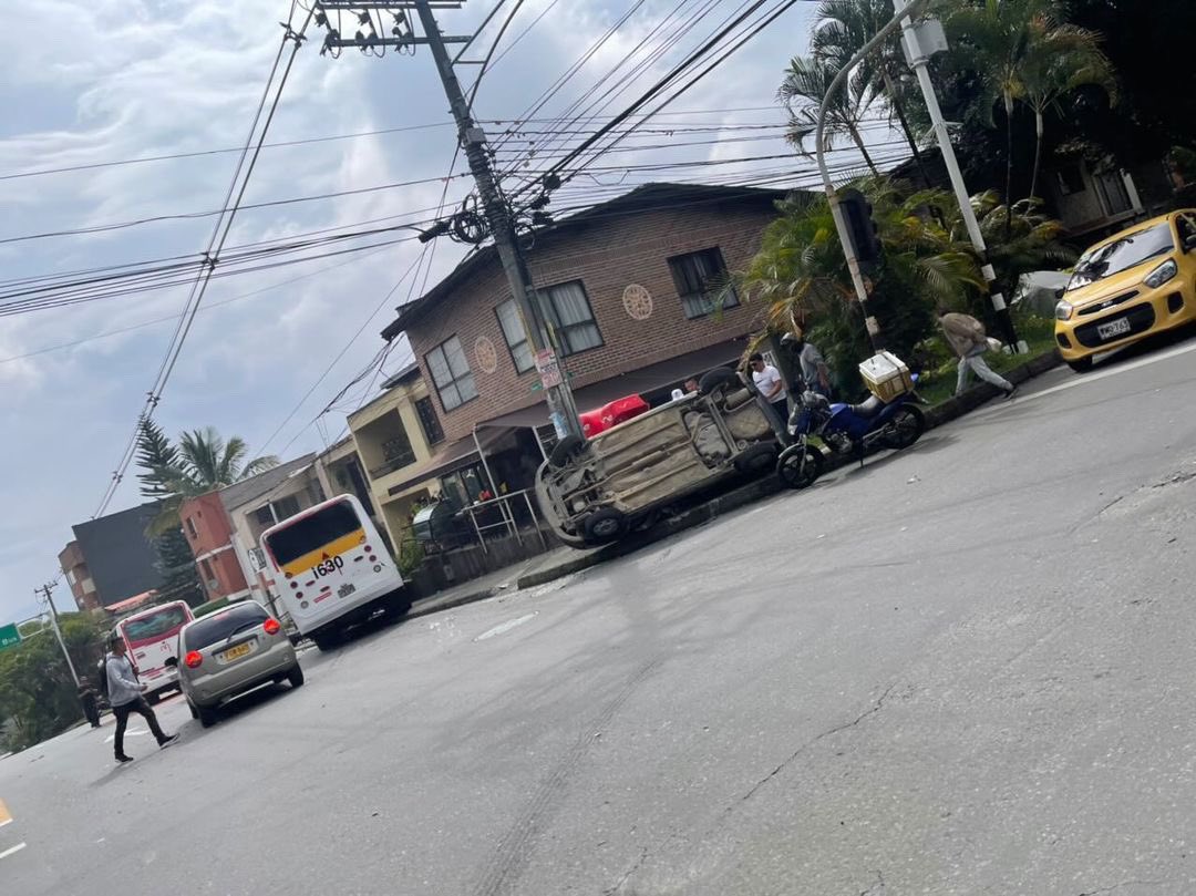 Guardianes_Ant's tweet photo. #Medellin | se presenta accidente de tránsito en el Barrio Santa Monica Carrera 92 - Cl. 35, vehículo volcado / @sttmed #BomberosMedellin #APH123 / #GuardianesAntioquia https://t.co/cpUxfe1Jzx