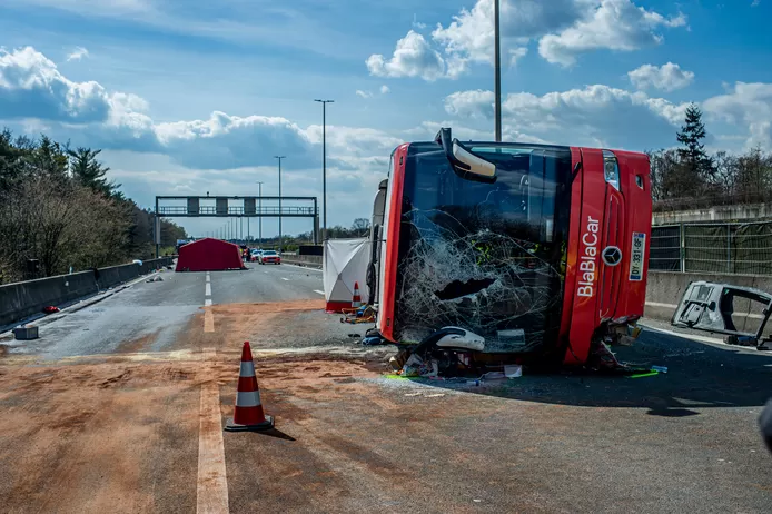 carconducteur's tweet photo. 🎴 #Alerte #Info #Accident #Blablacar
Un #autocar d'un sous-traitant FR de Blablacar a eu un accident ce dimanche midi en Belgique.
2 morts et 5 blessés graves !
🔴 Conducteur dépisté positif à la drogue 🤬😤
⏩ https://t.co/UlCKu57jDa
#Ouibus #Blablabus #Transport #Mobilité https://t.co/hPY67w5PDn