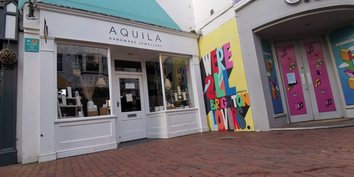 Everytime I see this Brighton store, I think of my first LA meeting which was with @DebAquila and it was awesome, thank you for the great memory 🧡💛💚.