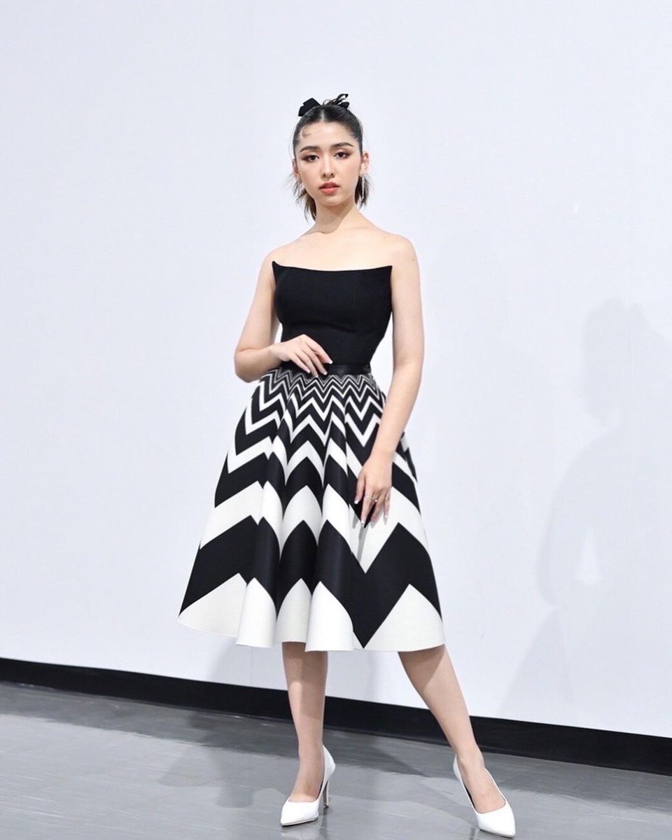 tammewhy's tweet image. เวลาน้องเจนส่องกระจกจะรู้สึกยังไง จะเหนื่อยมั้ย แบบ วันนี้สวยอีกแล้ว หน้าตรงก็สวย หันข้างก็สวย ไหนลองเหม่อๆ ก็ยังสวย งง ไหนลองหันหลัง เอ้ย ก็สวยอีกละ ทำไงดี เห้ออ เหนื่อยจัง ถ้าเราถ่ายรูปลงไอจีแล้วแฟนคลับเป็นอะไรไปจะทำยังไง ความสวยสร้างเรื่องอีกแล้วเรา ขอโทดนะทุกคน 😔 #JaneBNK48