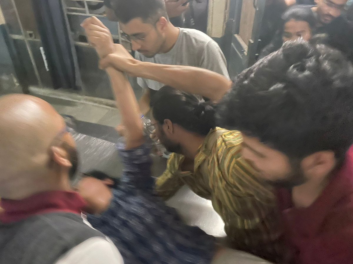 Runjhunsharmas's tweet photo. Tension in #JNU
- ABVP stops students in JNU hostel from having non Veg food
- ABVP assaults the mess secretary and other students.

Vai- JNUSU https://t.co/S3mhr4NCJe