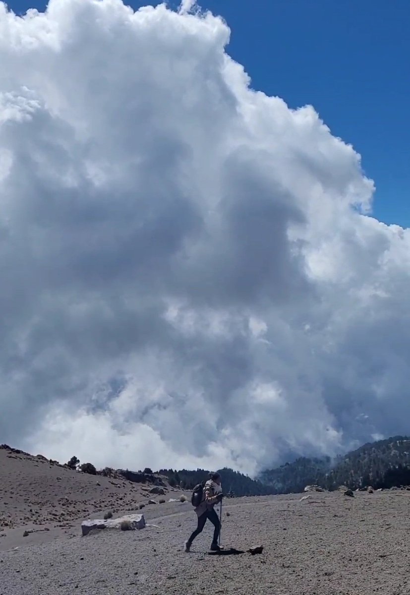 selenayareth's tweet photo. Como bien se sabe, el cielo es el limite 🌬☁️ - En nubes blancas quiero siempre ser libre y volar. #hikingadventures #hiking #sky #xtreme #sport #happy #fun #blue https://t.co/y5Em5KC8oS