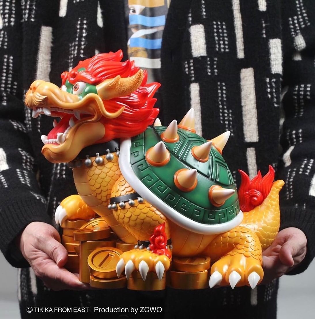 “KING RICHER” by <a href="/tikkafromeast/">tik ka from east</a> 
Material: Vinyl 
Dimensions: H30cm
Release/ Q2 2022
(Oversea Shipping )

🐲 Pre Order :
Oversea : zcwostore.com/shop-3
Hong Kong : <a href="/kk/">kanna</a>.plus_ 

Inquire： <a href="/zc_wo/">Worachet  Autnoon</a> 
#tikkafromeast  #zcwo #kingricher #art #vinylart #hypebeast #artwork #富吧龍龜