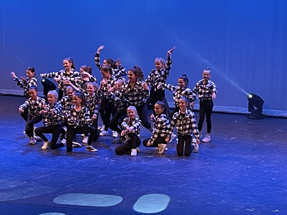 BenJPrior's tweet photo. So excited to get to watch a another fantastic Pacesetter Revue. Once again Katie Hightower raised the bar and our girls killed it. And as a proud dad, seeing my daughter up there with them was beyond amazing. @JJPearceHS @TheCBreedlove @mcothrun_phs #GoMustangs #pacesetters https://t.co/X9t7t0VzHN