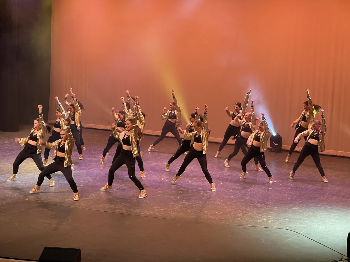BenJPrior's tweet photo. So excited to get to watch a another fantastic Pacesetter Revue. Once again Katie Hightower raised the bar and our girls killed it. And as a proud dad, seeing my daughter up there with them was beyond amazing. @JJPearceHS @TheCBreedlove @mcothrun_phs #GoMustangs #pacesetters https://t.co/X9t7t0VzHN