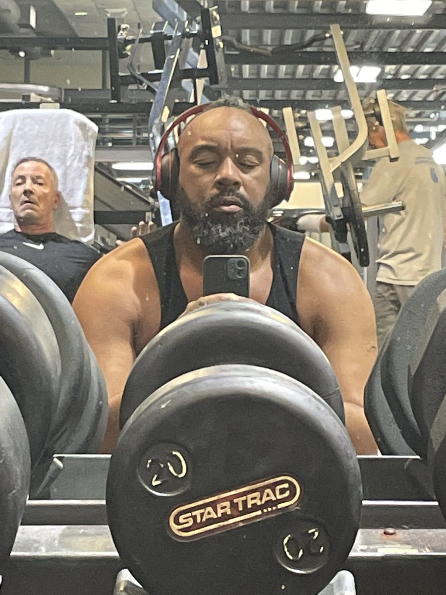 BluBoi31's tweet photo. Workout 🏋🏾‍♂️ before work. Retail life. #iworkonsundays #inventorynight https://t.co/LONe2Wf9tw