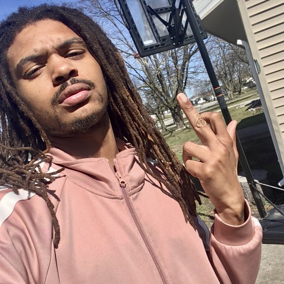lil_ken21's tweet photo. Happy Sunday #SundayFunday #familyfun #WorkLater #spring2022 #ClearFace #LookingRough #Dreads #dreadlocks https://t.co/dElzoPgMCc