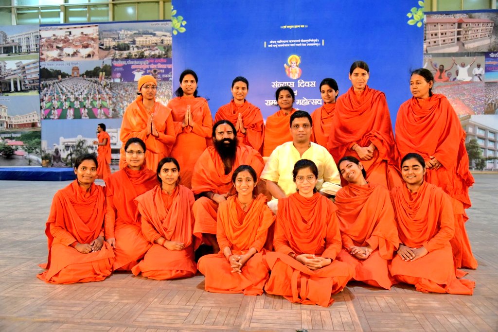 yogrishiramdev's tweet photo. ऋषियों के प्रामाणिक उत्तराधिकारी पतंजलि के विद्वान संन्यासी व साध्वियों को संन्यास दीक्षा दिवस की शुभकामनाएं।
#RamNavami https://t.co/Ew1CggjYhE