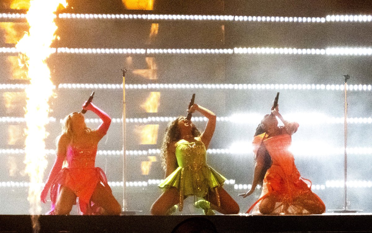 picsoflmx's tweet photo. little mix are PERFORMERS https://t.co/DSFAO801Cd