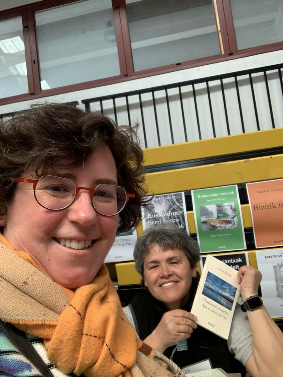 JuEtche64's tweet photo. Itzuli ttipi bat Saran !
Un petit tour à Sare au #biltzar des écrivains!
Ravie de retrouver entre autre #ItxaroBorda #XipriArbelbide l’équipe de #maiatz
#Felicitations ! Zorionak ! Lucien Etxezaharreta
#SalonDuLivre de #Sare #éditions #idazle https://t.co/jt3tJhKLtn