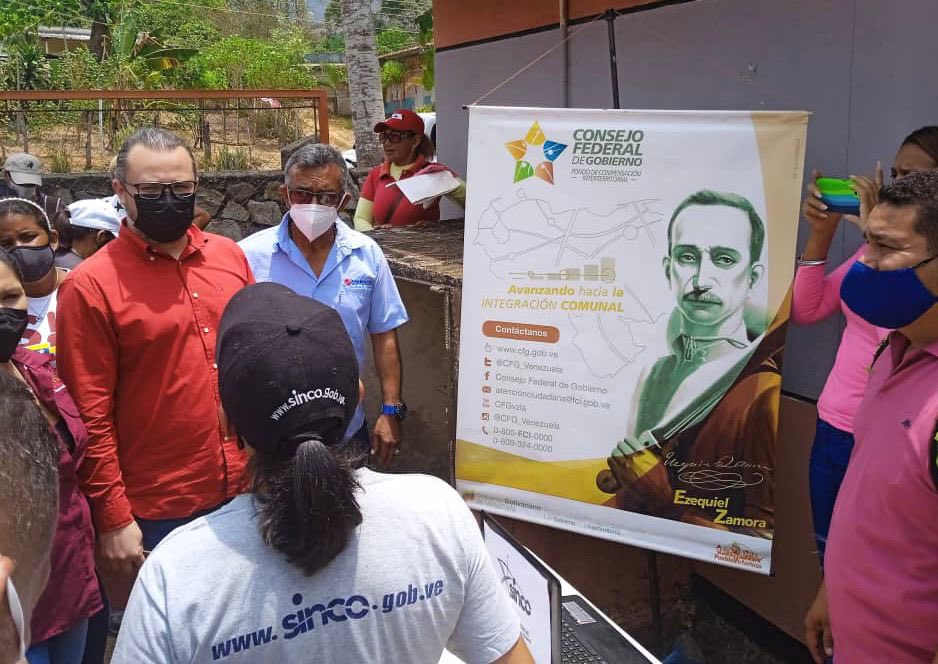 mincomunas_ve's tweet photo. #EnFotos 📸 | Viceministro para la Organización y Participación Comunal y Social, @CarreroCe visitó la Comuna “Los Coyones” en el estado #Cojedes en el despliegue del Plan Amor en Acción a las Víctimas del Bloqueo Económico, liderado por @ViceSocialT_ve 

#ComunaONada https://t.co/WeTMX4qqHA