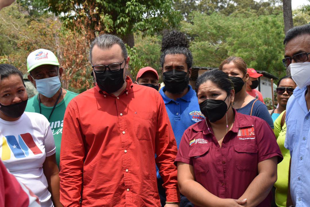 mincomunas_ve's tweet photo. #EnFotos 📸 | Viceministro para la Organización y Participación Comunal y Social, @CarreroCe visitó la Comuna “Los Coyones” en el estado #Cojedes en el despliegue del Plan Amor en Acción a las Víctimas del Bloqueo Económico, liderado por @ViceSocialT_ve 

#ComunaONada https://t.co/WeTMX4qqHA
