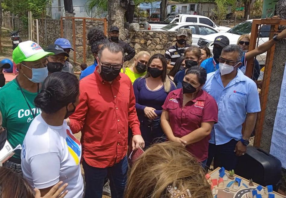 mincomunas_ve's tweet photo. #EnFotos 📸 | Viceministro para la Organización y Participación Comunal y Social, @CarreroCe visitó la Comuna “Los Coyones” en el estado #Cojedes en el despliegue del Plan Amor en Acción a las Víctimas del Bloqueo Económico, liderado por @ViceSocialT_ve 

#ComunaONada https://t.co/WeTMX4qqHA