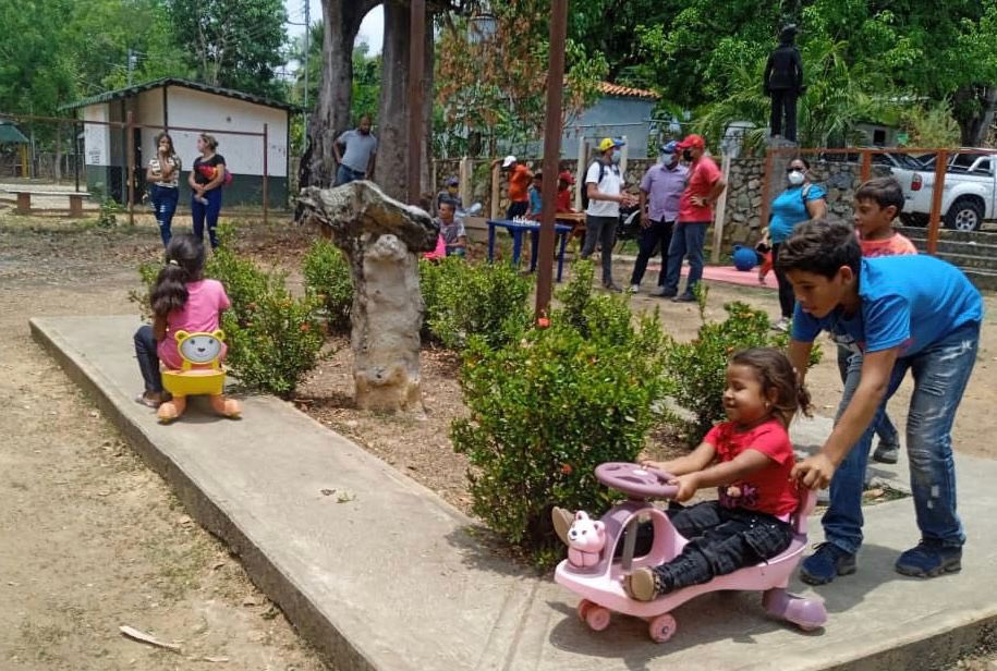 mincomunas_ve's tweet photo. #EnFotos 📸 | Viceministro para la Organización y Participación Comunal y Social, @CarreroCe visitó la Comuna “Los Coyones” en el estado #Cojedes en el despliegue del Plan Amor en Acción a las Víctimas del Bloqueo Económico, liderado por @ViceSocialT_ve 

#ComunaONada https://t.co/WeTMX4qqHA