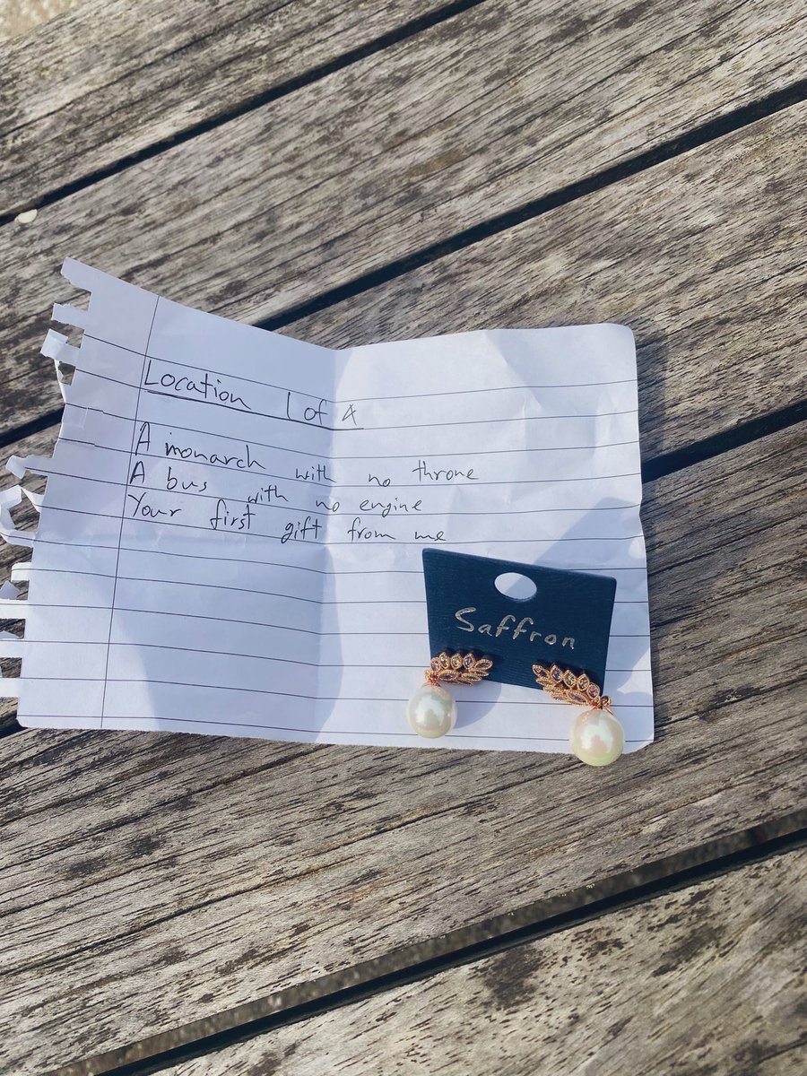 LadyReenBean's tweet photo. Can’t believe my husband organised a whole scavenge hunt with his own riddles, across london, to commemorate our upcoming 1 year anniversary 🥺 visiting all our first and favourite memories, but all through a game he created himself! I cried 🥺💝 https://t.co/ihcDpZxYFV