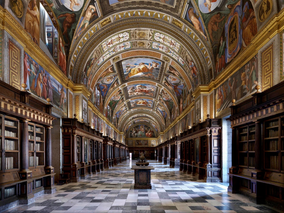 Levenger's tweet photo. #SundayReads visits #ElEscorial Library in #Madrid. The @UNESCO listed site is the world's largest #Renaissance building. Completed in 1584, the Library introduced maps, #globes and astrolabes – exemplary of this new scientific age.
#beautifullibrary #book #books #Levenger https://t.co/y0Sl9ZoaK5