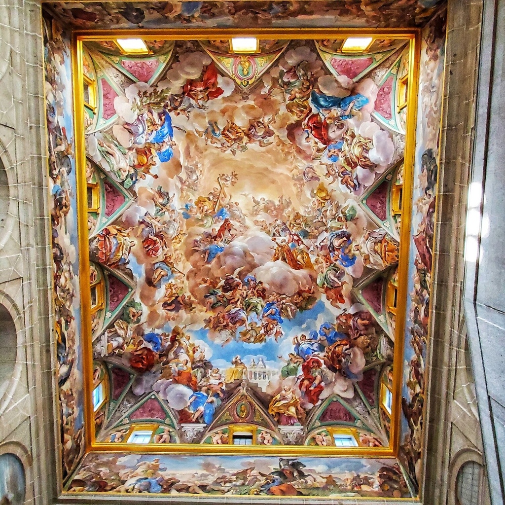 Levenger's tweet photo. #SundayReads visits #ElEscorial Library in #Madrid. The @UNESCO listed site is the world's largest #Renaissance building. Completed in 1584, the Library introduced maps, #globes and astrolabes – exemplary of this new scientific age.
#beautifullibrary #book #books #Levenger https://t.co/y0Sl9ZoaK5