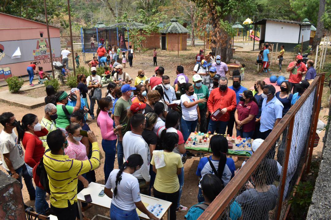 mincomunas_ve's tweet photo. Con la participación de @MinMujerVe, @salainass, @CorpoelecInfo y brigadistas de @MSomosVen se atendieron a más de 400 habitantes y requerimientos de la comunidad “Palmero” ubicada en la parroquia San Carlos de Austria, municipio Ezequiel Zamora del estado Cojedes.

#ComunaONada https://t.co/ErhHqEgMzc