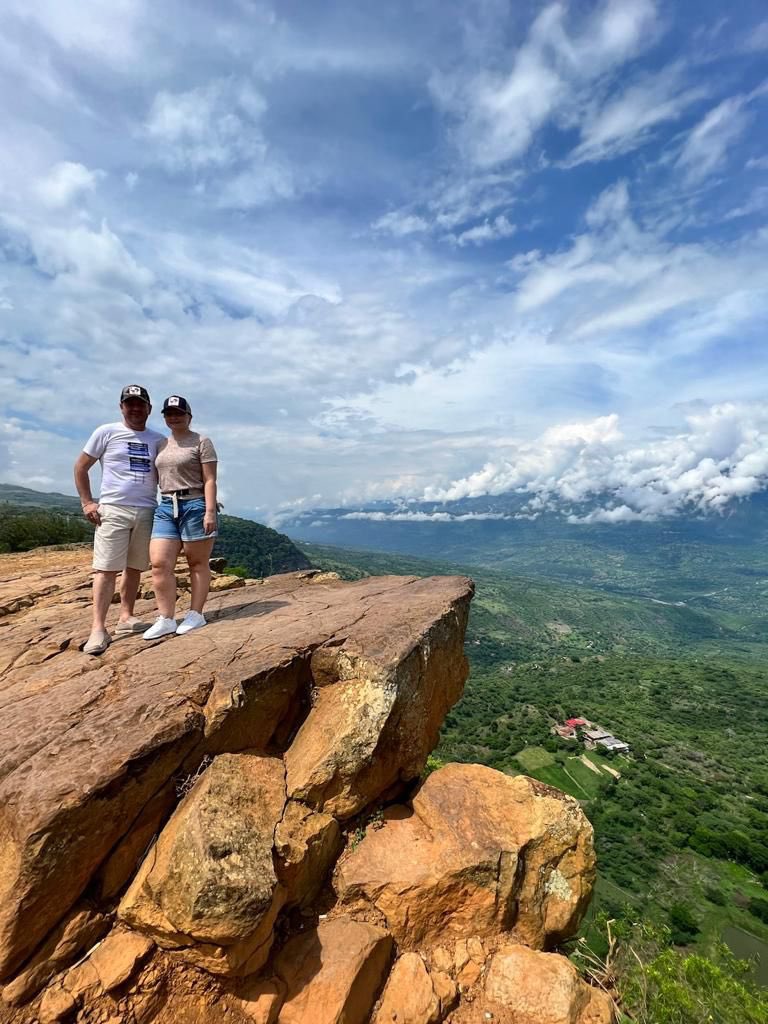 ZapataPimienta's tweet photo. Conocer los lugares hermosos de nuestra tierra con la mejor compañía, siempre será el mejor plan🌎💕🤩          • Barichara- Santander https://t.co/hYgLc3Iths