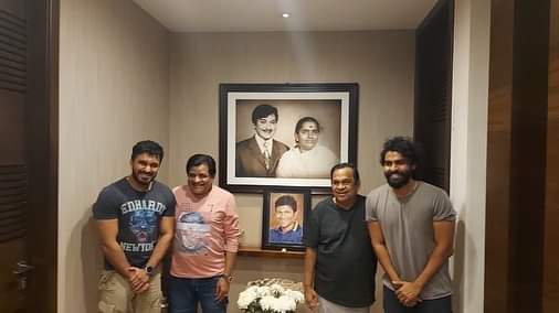 Filmycut's tweet photo. ಪುನೀತ್ ರಾಜ್ಕುಮಾರ್ ಕುಟುಂಬಕ್ಕೆ ಸಾಂತ್ವನ ಹೇಳಿದ, ತಮ್ಮ ತೆಲುಗಿನ ಖ್ಯಾತ ನಟರಾದ ಬ್ರಹ್ಮಾನಂದಮ್ ಮತ್ತು ಡಾ.ಅಲಿ. ,💐💐
@ashwinipuneet @PuneethLivesOn @psprkcults @PRK_TrendsOffl @PuneethFC_17 @AppuEmpire @Appu_Trends @AppuAdda @AppuFansTrends https://t.co/Id4lDuRbU9