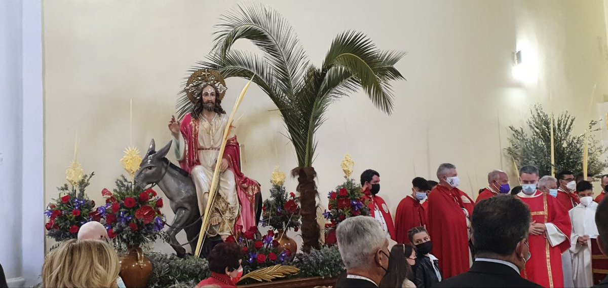 CsParla's tweet photo. 📸 Esta mañana hemos acompañado a los vecinos de  #Parla en la tradicional celebración del Domingo de Ramos.

#DomingoDeRamos 
#SemanaSanta2022 ⛪ https://t.co/gb0ye5hZt6