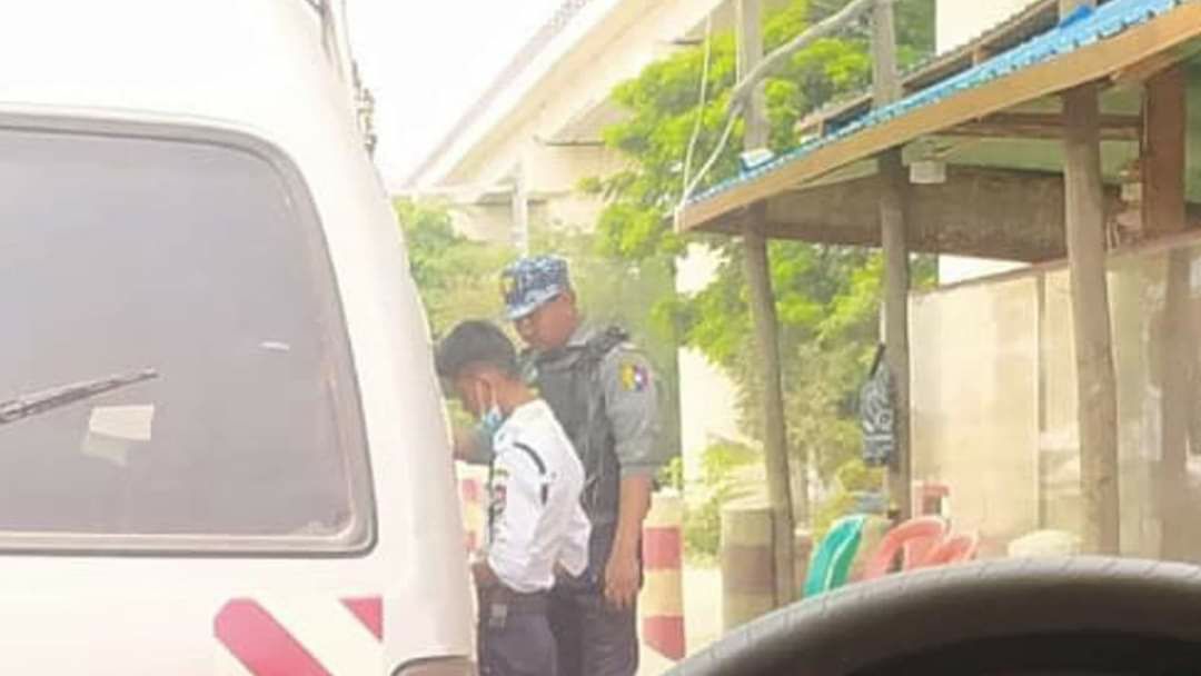 zawmoethant71's tweet photo. Terrorist army shot arrested & burn alive & killed a young man in #Kamma, Near Pakokku #Kaing village.
Maung #WaiYanTun & friend were shot dead for 2 men ride on a motorcycles. series of inspections are also underway in #Pakokku.
https://t.co/yDfPoqK20E
#VillagesBurntDownByJunta https://t.co/ZH2HEOrC2N