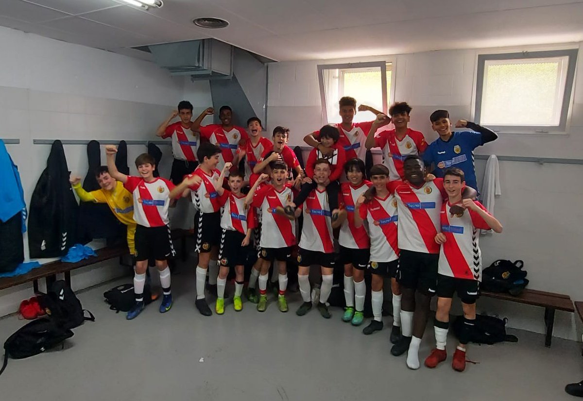 CELHFutbolBase's tweet photo. [MARCADOR INFANTIL]

🏆 1a Divisió G1 | 24a Ja
✅ IB 5-1 @PB_BARCINO
⚽️ Darel
⚽️⚽️ Javi
⚽️ Ian
⚽️ Arnau

👏Victòria de l'equip d'@AgusMelo77, que és més líder per la nova punxada de la @Montanyesa1927, i que el deixa a 7 punts i amb l'average favorable.

#SomhiHospi #SomFutur⚪❤ https://t.co/RsOdt1rIMK