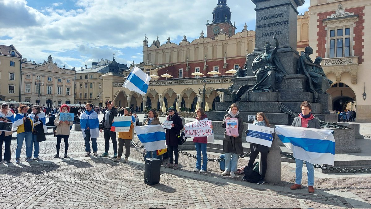 Russian diaspora at #Kraków Main Square, this midday, not afraid to tell the truth

#NoToWar
#StopPutin
#StopPutinsLies
#RussiansAgainstWar
#RussiaIsNotPutin
#РусскиеПротивВойне
#НетВойнесУкраиной