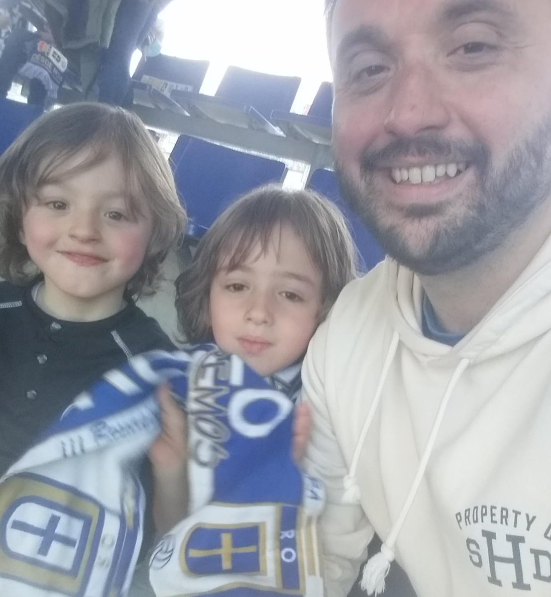 41 años después repito la enseñanza de mi padre: ser del Real Oviedo. Primer partido juntos en el Tartiere. Primer partido del resto de su vida oviedista.

#RealOviedo
#GanarAlLeganés