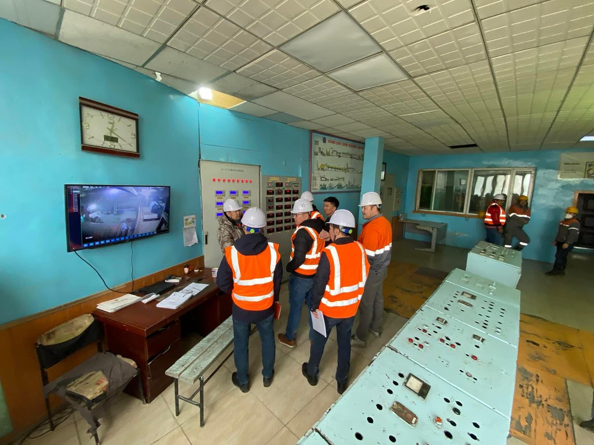 Цемент үйлдвэрлэлийн процессыг хянах “удирдлагын мэдээллийн өрөө”их хоцрогджээ. Бүрэн Автоматжуулж, мэдээллийг онлайнаар бүртгэх шинэчлэлт хийнээ. Өрөө бол 1980-аад онд очсон мэт. Наана байгаа ноорхой сандалыг нь ядахдаа бүрээд өгчихгүй😡 Хэдэн 100тэрбумаар нь залгичихаад. ЦШХК