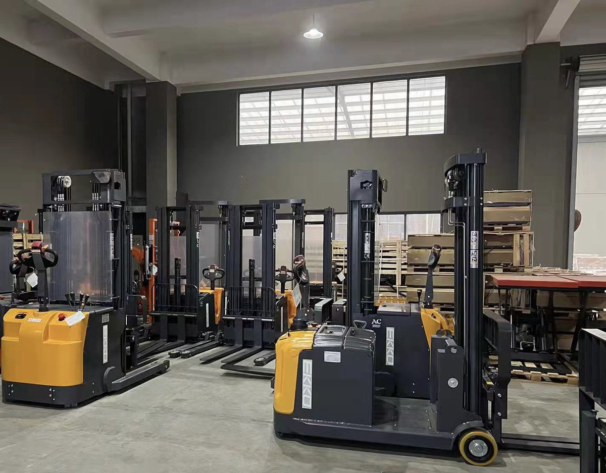 EKKOlifts's tweet photo. #ER15 Series Reach Stacker. 3300lb Cap, 138-177’’ Lift Height. SIDE SHIFT, Triple Mast, Free Lift,Tilt, AC, EPS, Swiss Bucher Hydraulic Pump. For more info, Visit: https://t.co/WHEJyJileT | info@ekkolifts.com | (877) 232-6517 #forklifts #reachtruck #forkliftsales #lifttrucks https://t.co/RigCqcZFQs