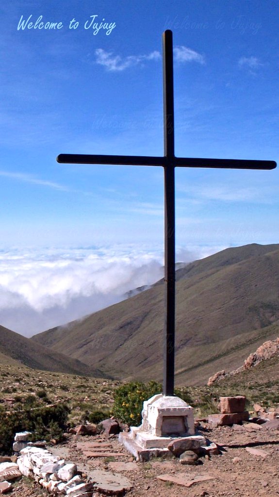 La #peregrinación a la #Virgen de #Copacabana de #PuntaCorral, en #Jujuy, es una de las peregrinaciones más altas del mundo! Se puede subir por #Tumbaya, #Tunalito, #Maimara o #Tilcara! Desde el abra donde apareció la Virgen verás debajo tuyo las nuboselvas de las #Yungas! Vamos?