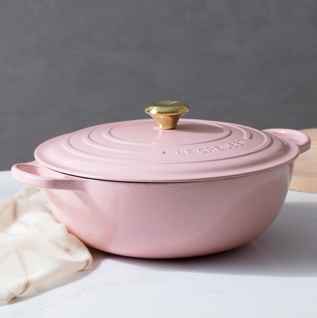 kamera Industriel spontan Le Creuset on Twitter: "A sweet statement. 💖 Sloped sides and a generous  capacity make the Signature Soup Pot a kitchen essential, and Chiffon Pink  brings a delicate touch to this useful
