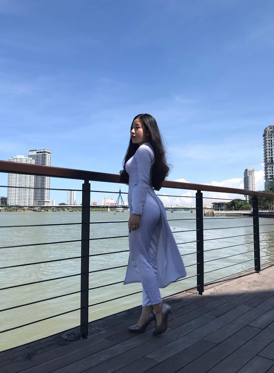 tragiangg2000's tweet photo. Áo dài kín đáo, liệu anh có muốn…🤤🤤 https://t.co/glou4tsZaI