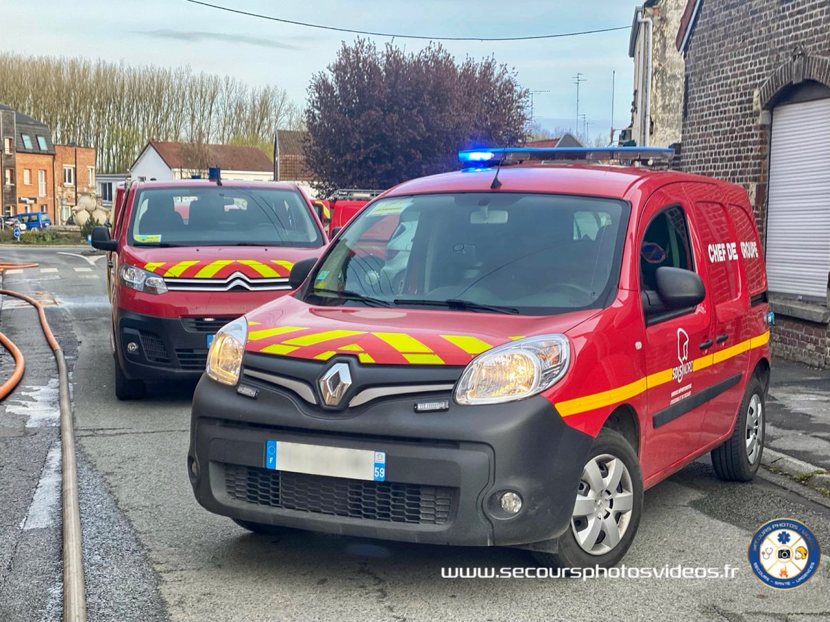 SecoursPhotos's tweet photo. Ce samedi 9 avril vers 5h30, les #pompiers de #Valenciennes sont intervenus à #Maing, rue de la Carroire. Un départ de feu a éclaté dans le garage d’une habitation, se propageant notamment à la toiture de ce garage. 
1/2 https://t.co/2ge1OhryzS