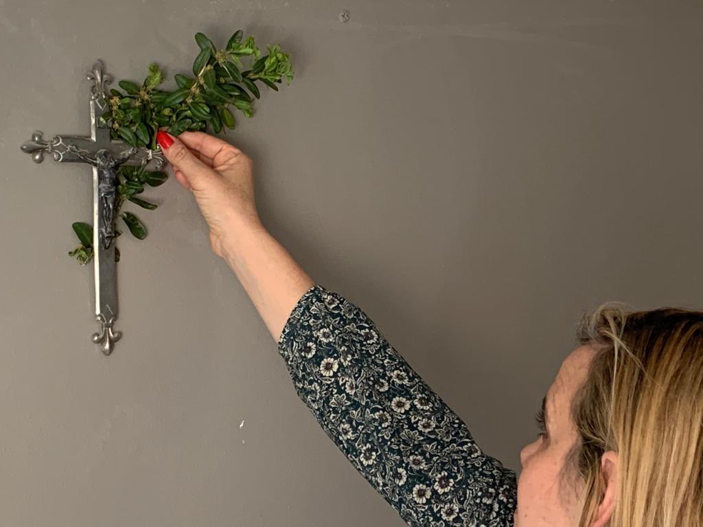 gabriellecluzel's tweet photo. Glisser un brin de buis bénit derrière le crucifix, comme je l’ai vu faire par ma mère, comme elle-même l’avait vu faire par ma grand-mère, etc. le dimanche des #Rameaux https://t.co/706V2xo0DR