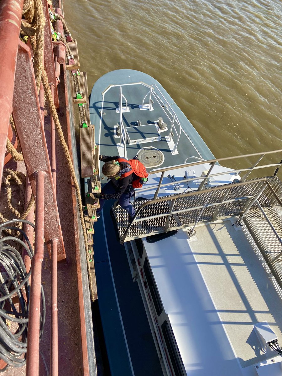 Kennndiii's tweet photo. Bridge, pilot on the ladder! https://t.co/ZgGx4Eu0JE