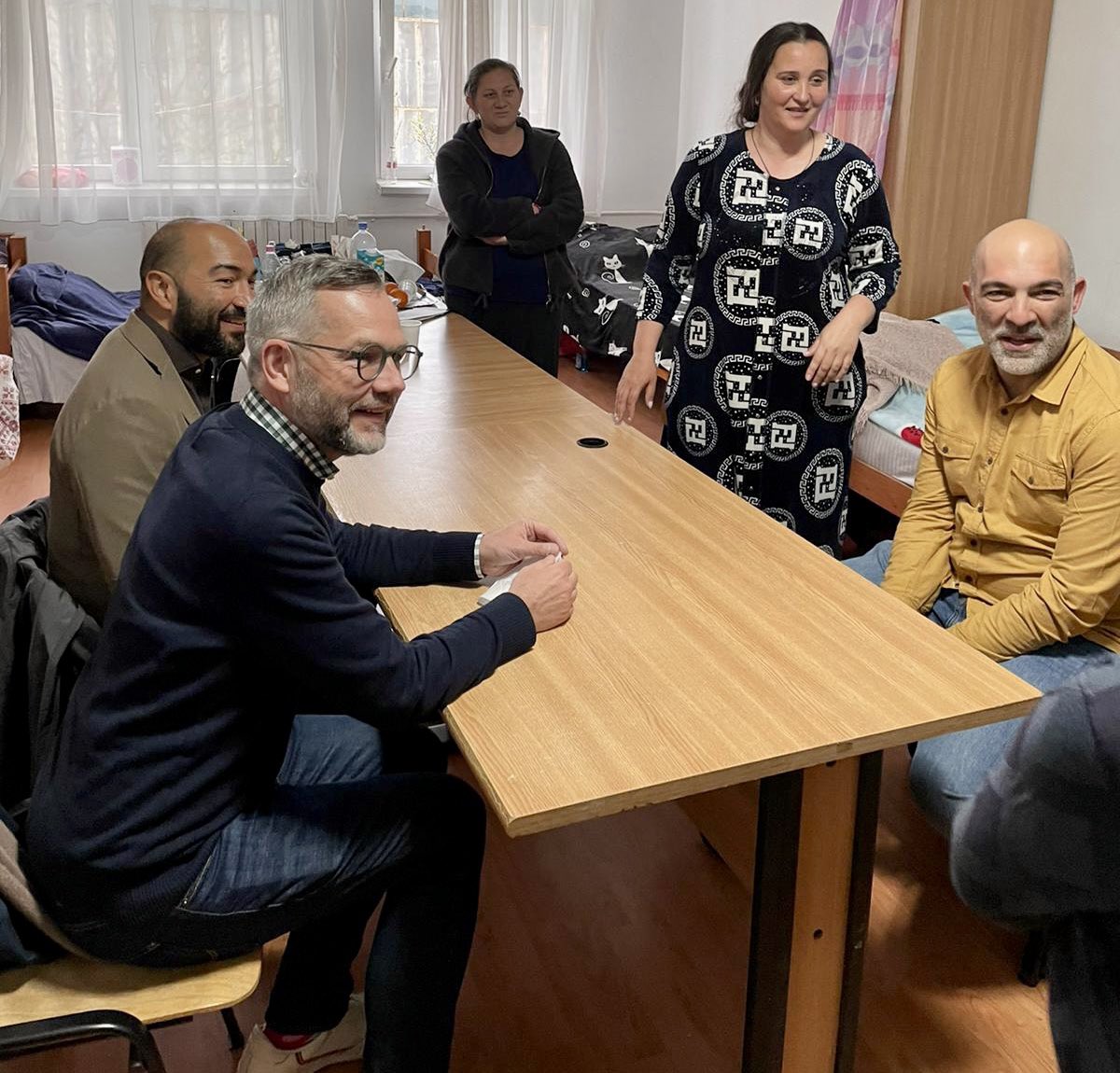 MiRo_SPD's tweet photo. #ontheRoth in #Bukarest. Los ging’s mit einem Treffen  mit Roma-Familien, die aus der Ukraine fliehen mussten. Rumänien leistet viel, um Geflüchtete aufzunehmen. Ich habe trotz des furchtbaren Leids so viel Hoffnung+Zuversicht gespürt. Danke für das Gespräch. #StandWithUkraine https://t.co/kYZr9DLNCE