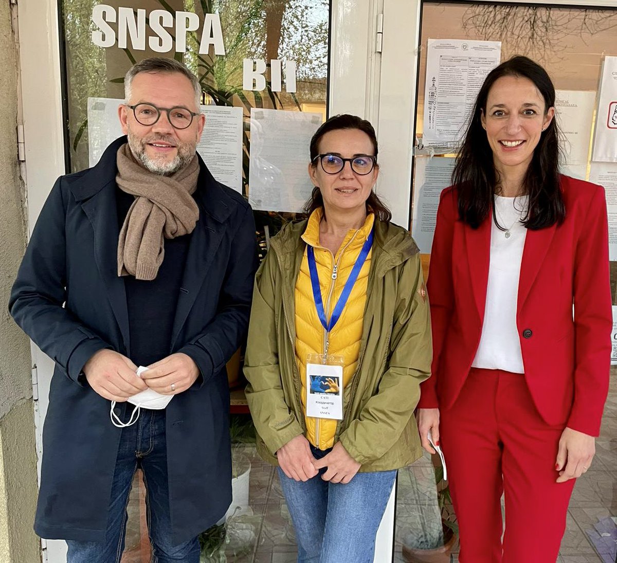 MiRo_SPD's tweet photo. #ontheRoth in #Bukarest. Los ging’s mit einem Treffen  mit Roma-Familien, die aus der Ukraine fliehen mussten. Rumänien leistet viel, um Geflüchtete aufzunehmen. Ich habe trotz des furchtbaren Leids so viel Hoffnung+Zuversicht gespürt. Danke für das Gespräch. #StandWithUkraine https://t.co/kYZr9DLNCE