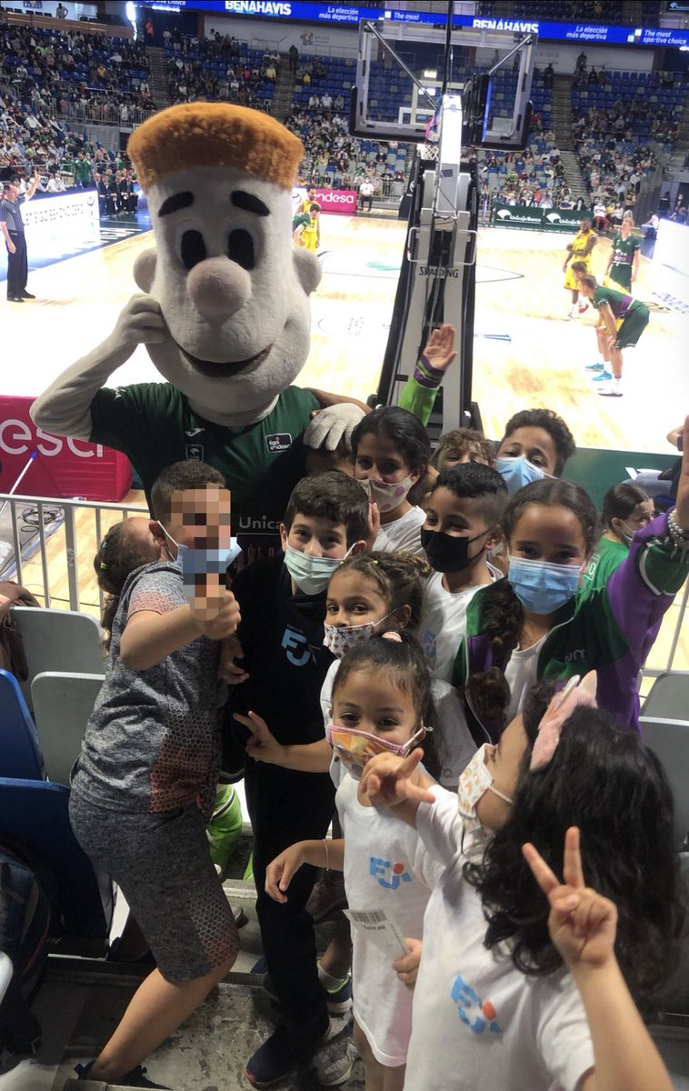 Muchas gracias <a href="/unicajaCB/">UnicajaCB</a> por el sentido homenaje y la invitación a nuestros niños 💙🧡 #javierimbroda #somosfundacion