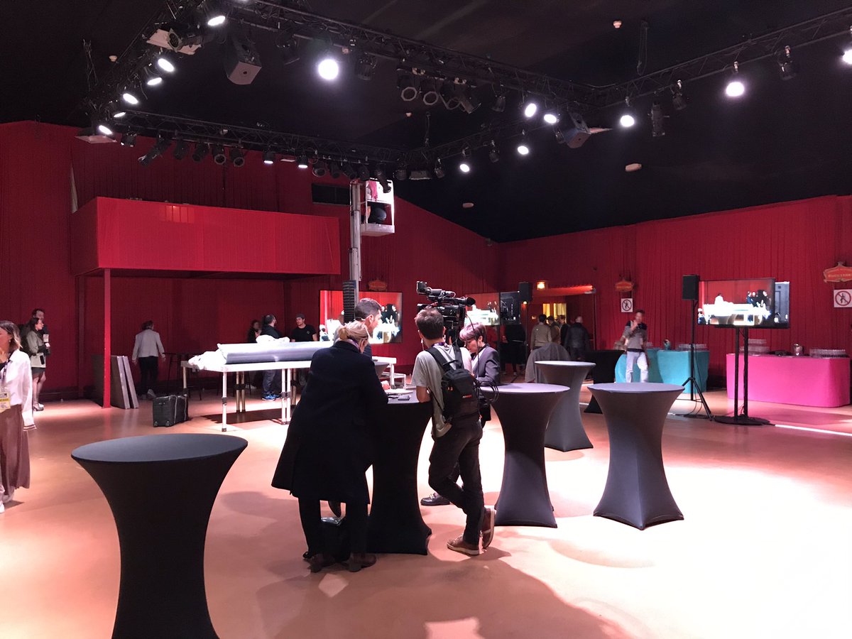 Ambiance encore calme au Cirque d’Hiver, les médias s’installent pour la soirée électorale de <a href="/JLMelenchon/">Jean-Luc Mélenchon</a>. Les militants croient à une surprise et a sa présence au 2e tour. Lui, il l’a annoncé : quoi qu’il arrive, ce sera sa dernière campagne. <a href="/RTSinfo/">RTS Info (compte archivé)</a>