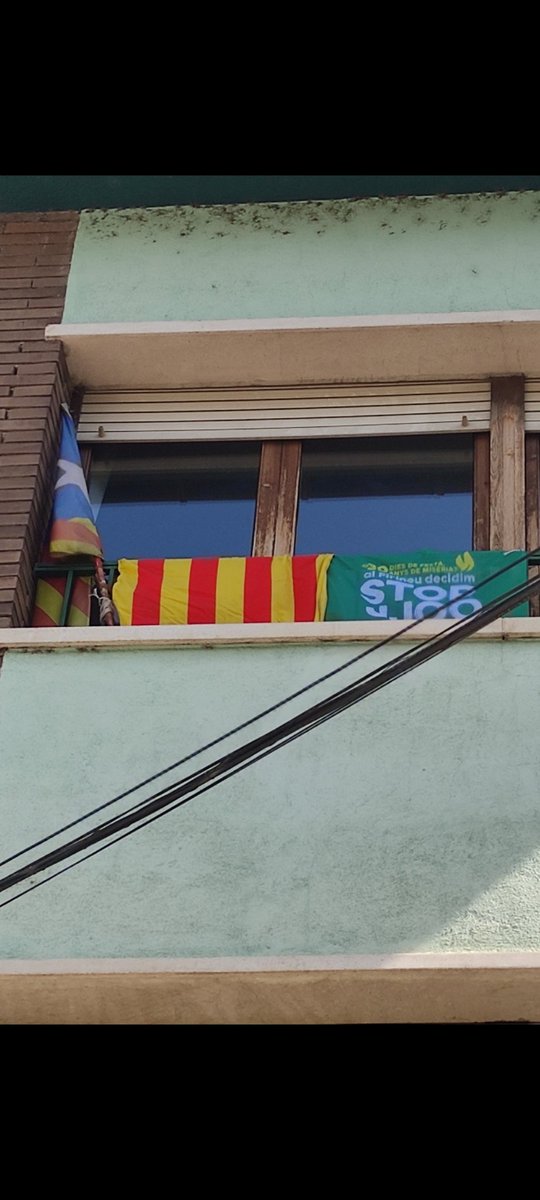 calreflex's tweet photo. Ara namés ens falta un cartell per reivindicar el català i ja torrnarem als 80. https://t.co/DVzZ3nxBhq