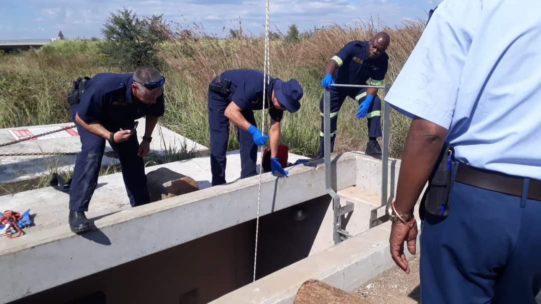 RiotAndAttackSA's tweet photo. Fuel theft suspect found dead inside a block valve chamber in the Boschkop Transnet pipeline trench. 
Suspect have been attempting to steal petrol from the pipeline...
#SouthAfrica
https://t.co/ey6rdJTvyj
#RekordNews | #TransnetFuelTheft | #TransnetPipeline https://t.co/5BxODmNEJZ