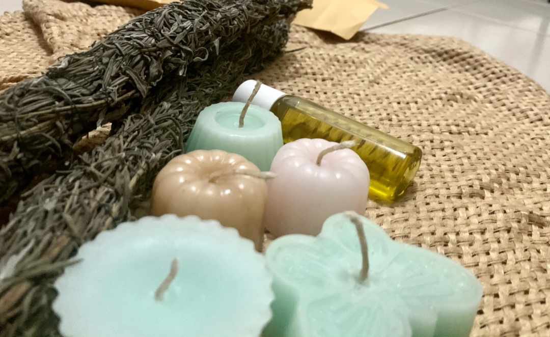 PeshPoni's tweet photo. I received my Self-Care Wellness mini kit from FitClique Africa 🌹❤️ - Includes smudge sticks, lavender scented candles and a fusion of lavender essential oil, with moringa and virgin olive oil. @fitcliqueafrica 😇🌹🥰 https://t.co/9LtwwT0NrC
